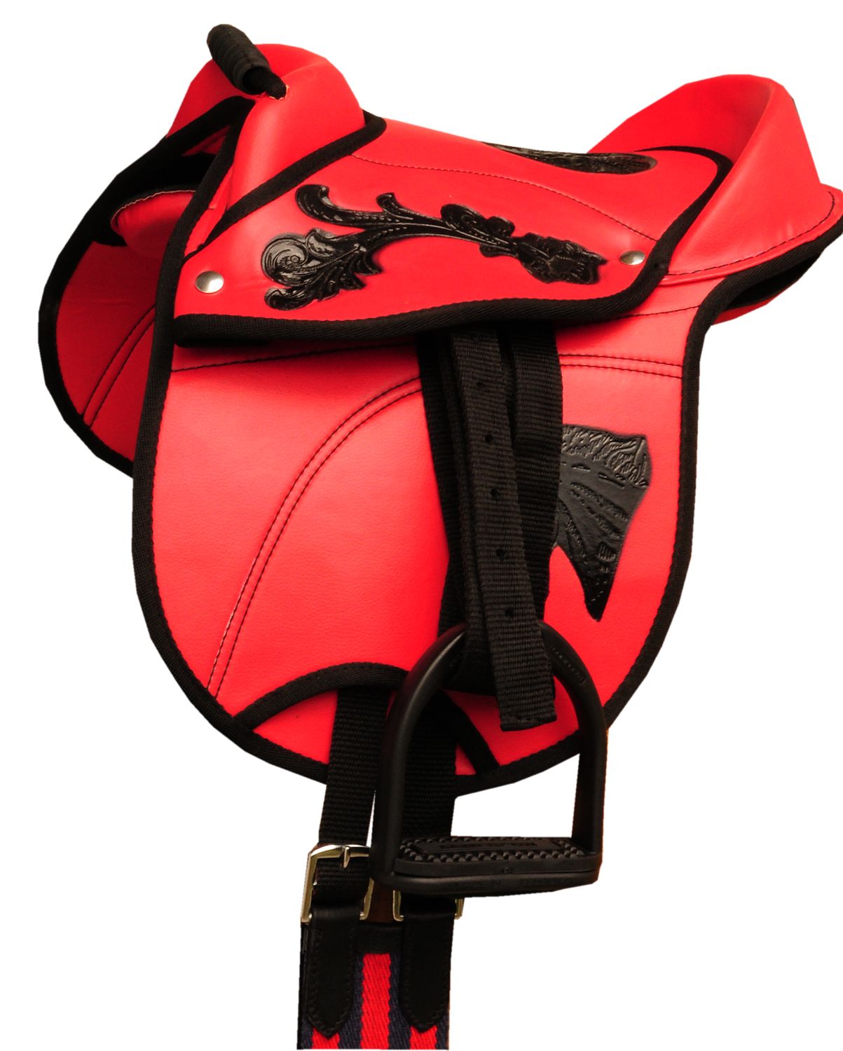 Rotes Reitkissen mit schwarzen Details. Steigbügel und Gurt.