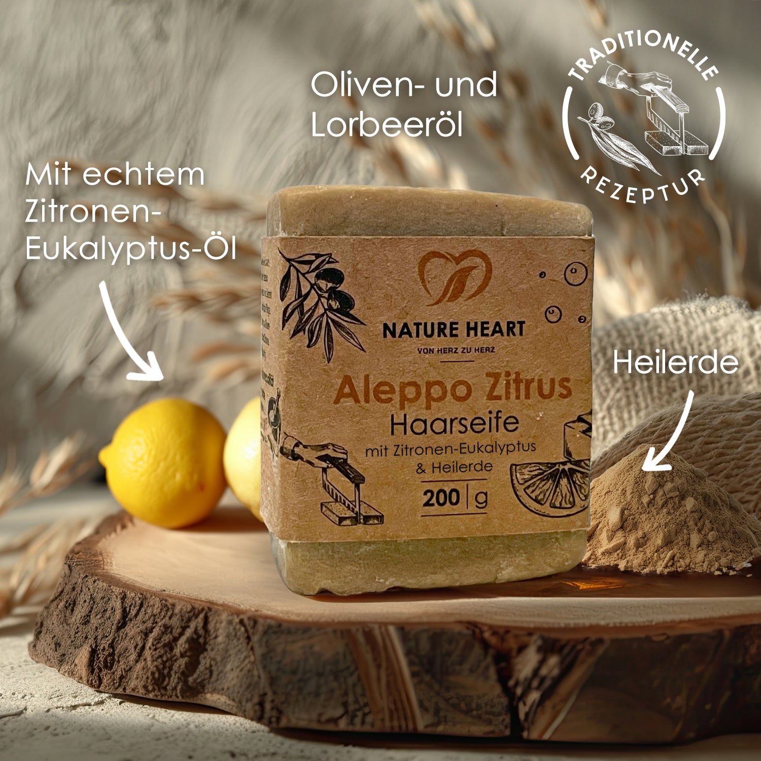 Haarseife auf Holzbrett. Aufschrift: Aleppo Zitrone Haarseife, 200g. Mit Zitronen und Pfeilen. Marke: Nature Heart.