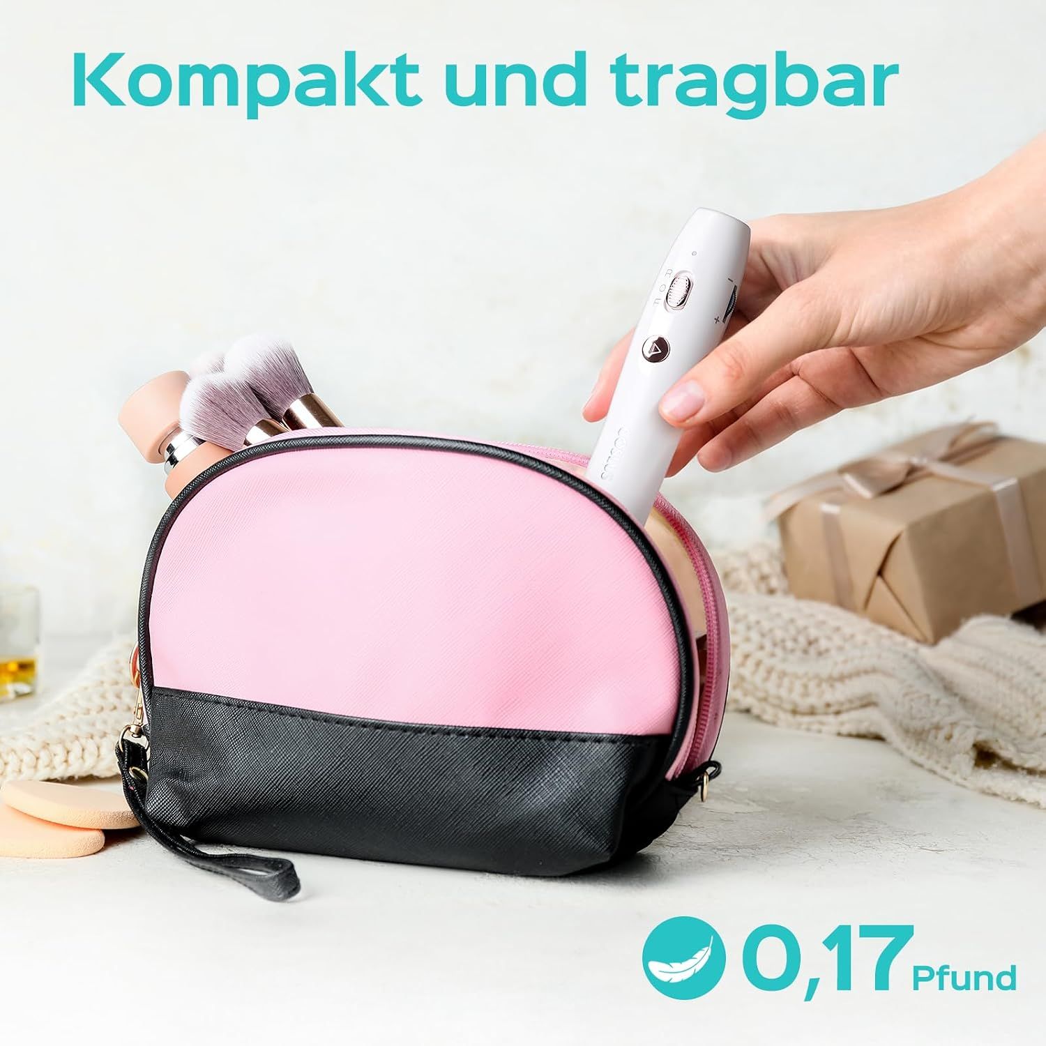 Eine Hand legt einen kompakten, weißen Nagelfräser in eine Kosmetiktasche.