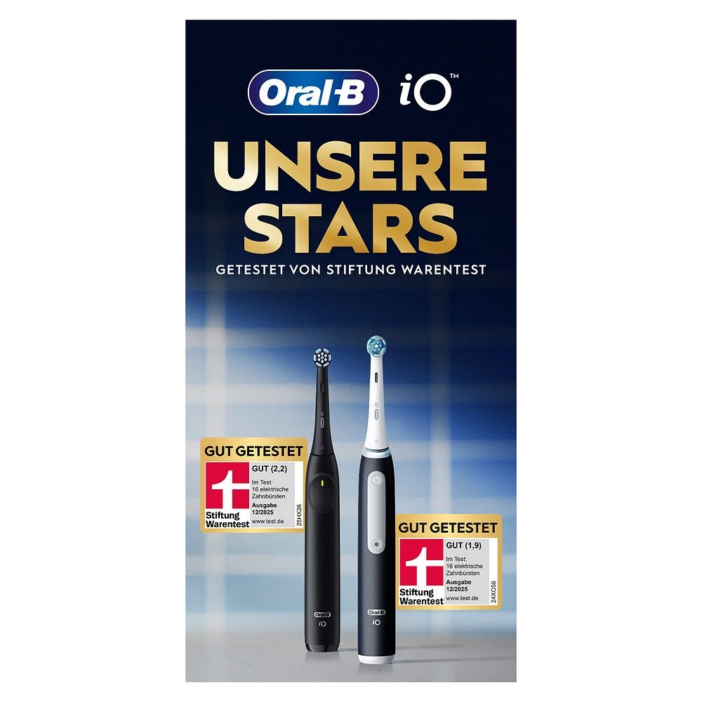 Zwei Oral-B iO Zahnbürsten, schwarz und weiß, mit "Stiftung Warentest" Siegeln.