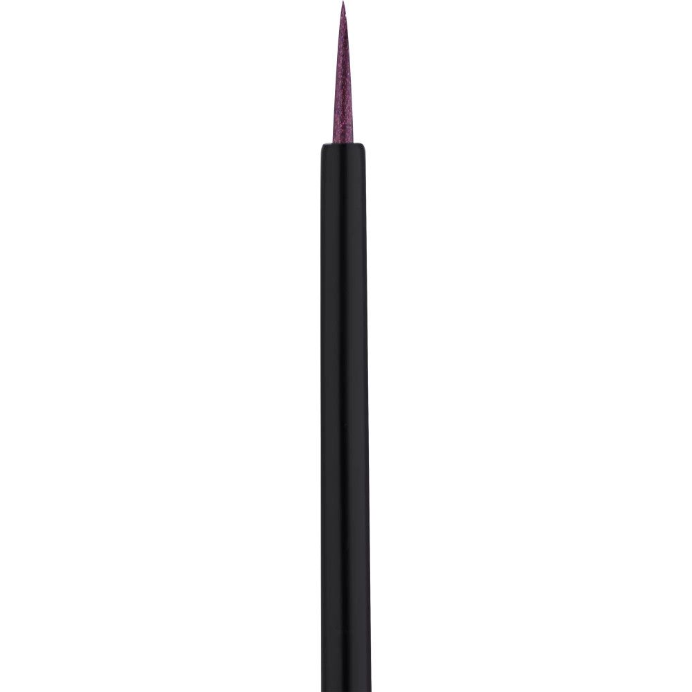 Nahaufnahme eines Eyeliner-Applikators mit lila Spitze. Der Applikator hat einen schwarzen Stiel.