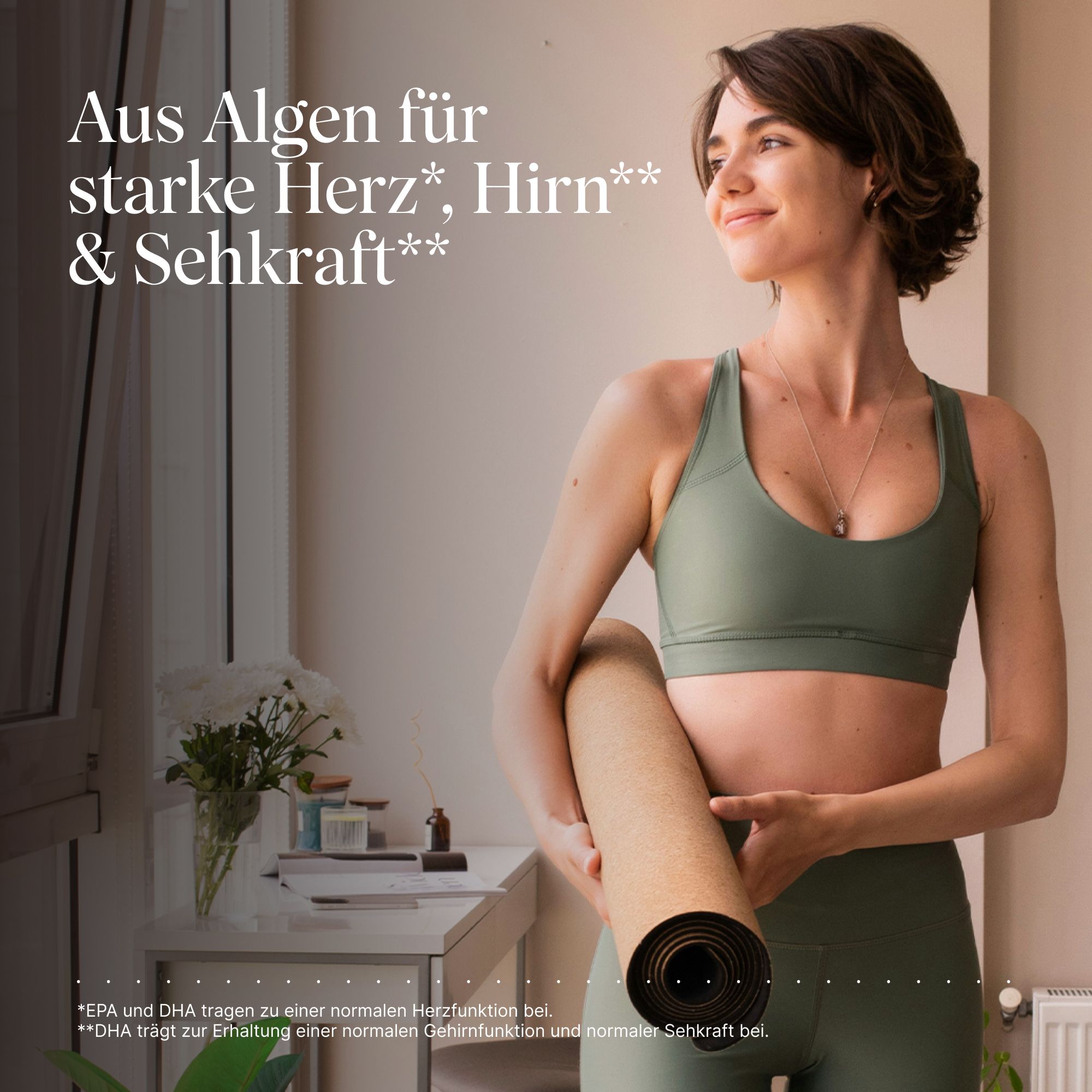 Frau in Sportkleidung mit Yogamatte, bewirbt Algenöl für Herz, Gehirn und Sehkraft.