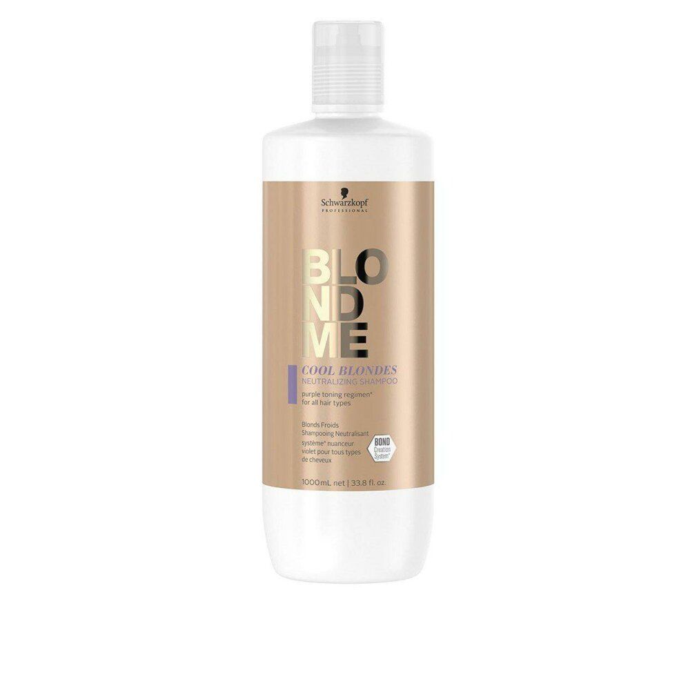 Schwarzkopf BlondMe Cool Blondes Shampoo. Weiße Flasche mit braunem Etikett. Lila Akzente. Text: BlondMe, Cool Blondes.