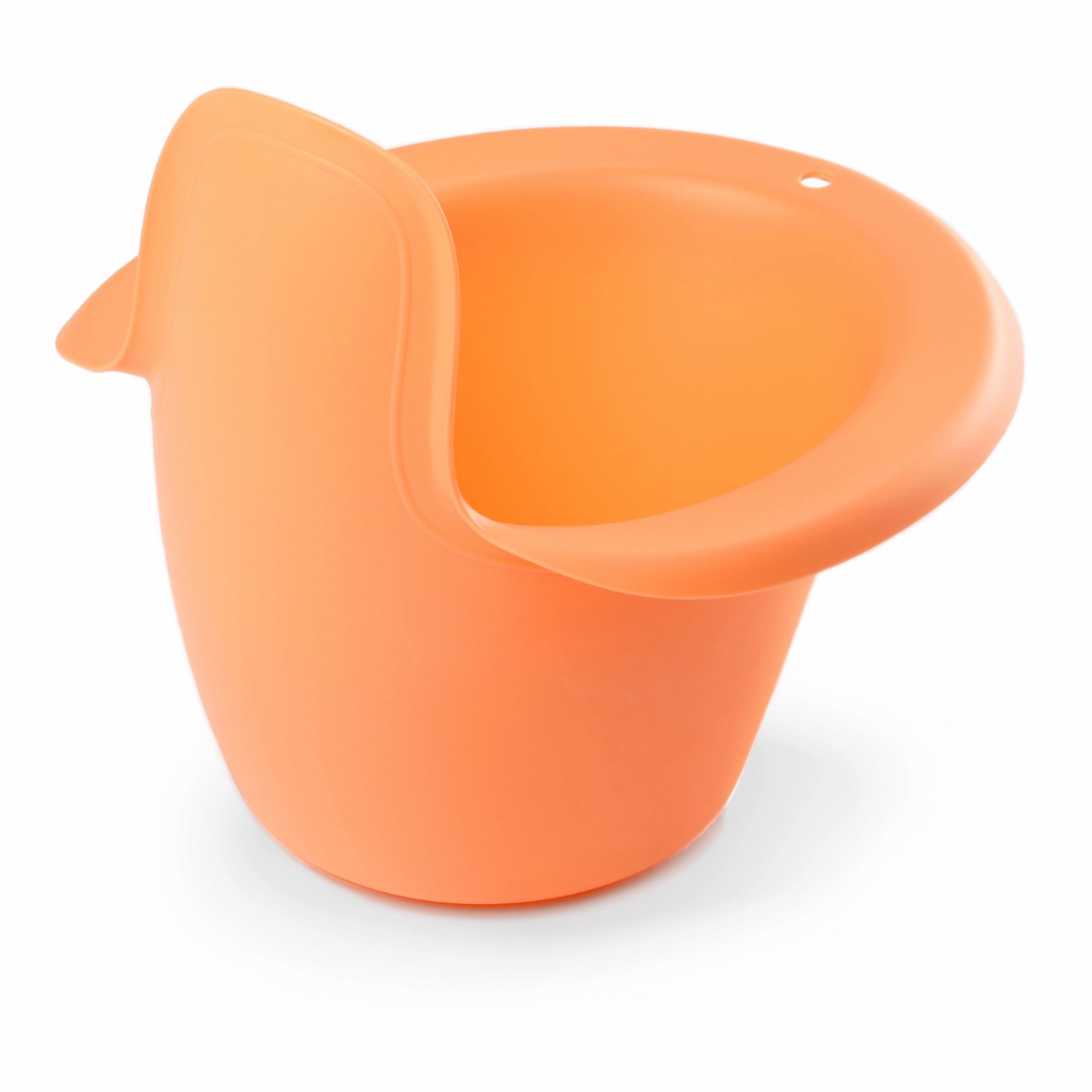 Orangefarbenes Baby-Töpfchen mit hohem Rand und Griff. Aus Kunststoff. Auf weißem Hintergrund.