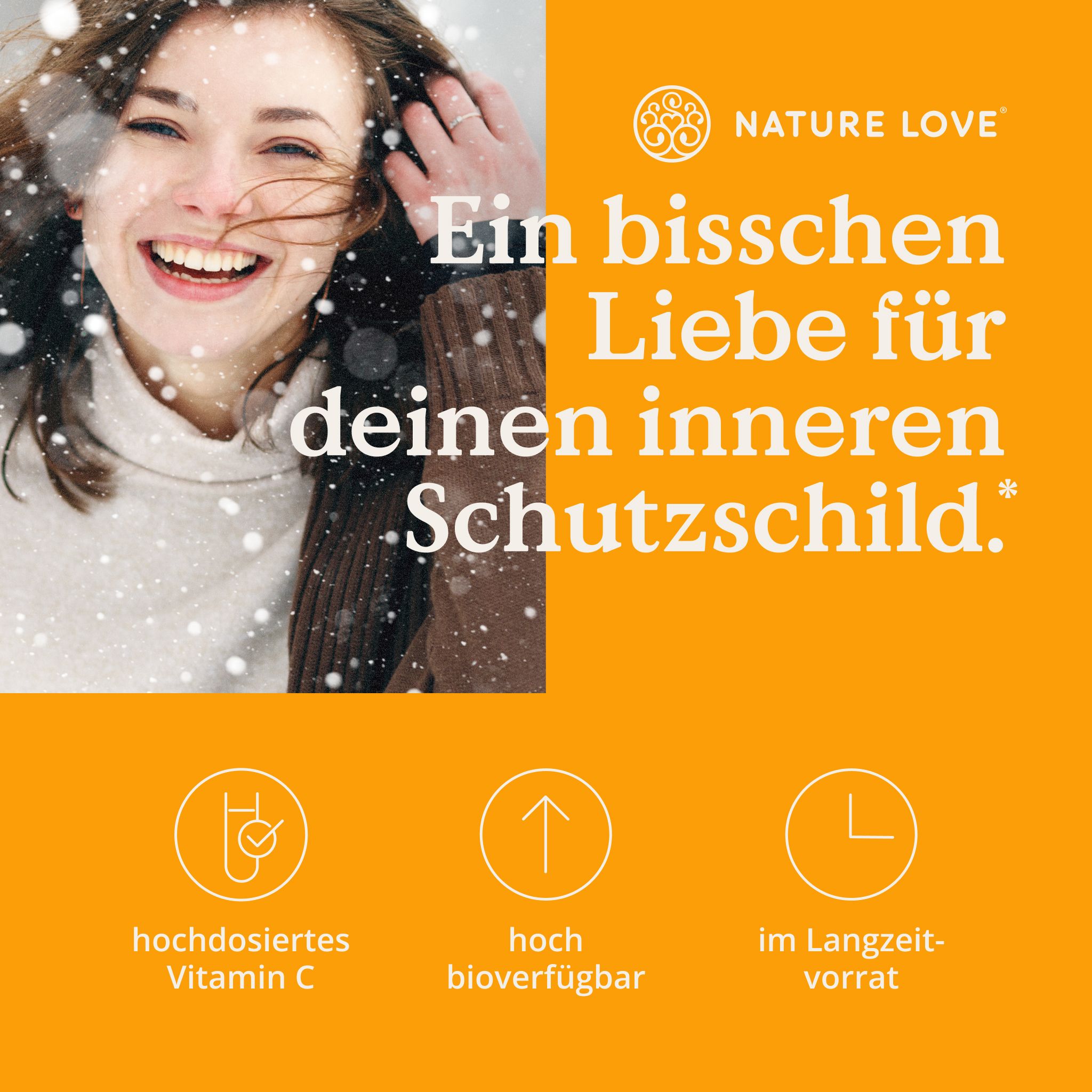 Frau lächelt. Text: NATURE LOVE®, hochdosiertes Vitamin C, hoch bioverfügbar, im Langzeitvorrat.