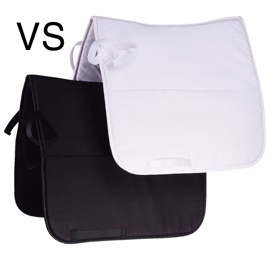 Zwei AMKA Schabracke VS. Eine schwarze und eine weiße Schabracke. Beide haben Schlaufen und Gurte.