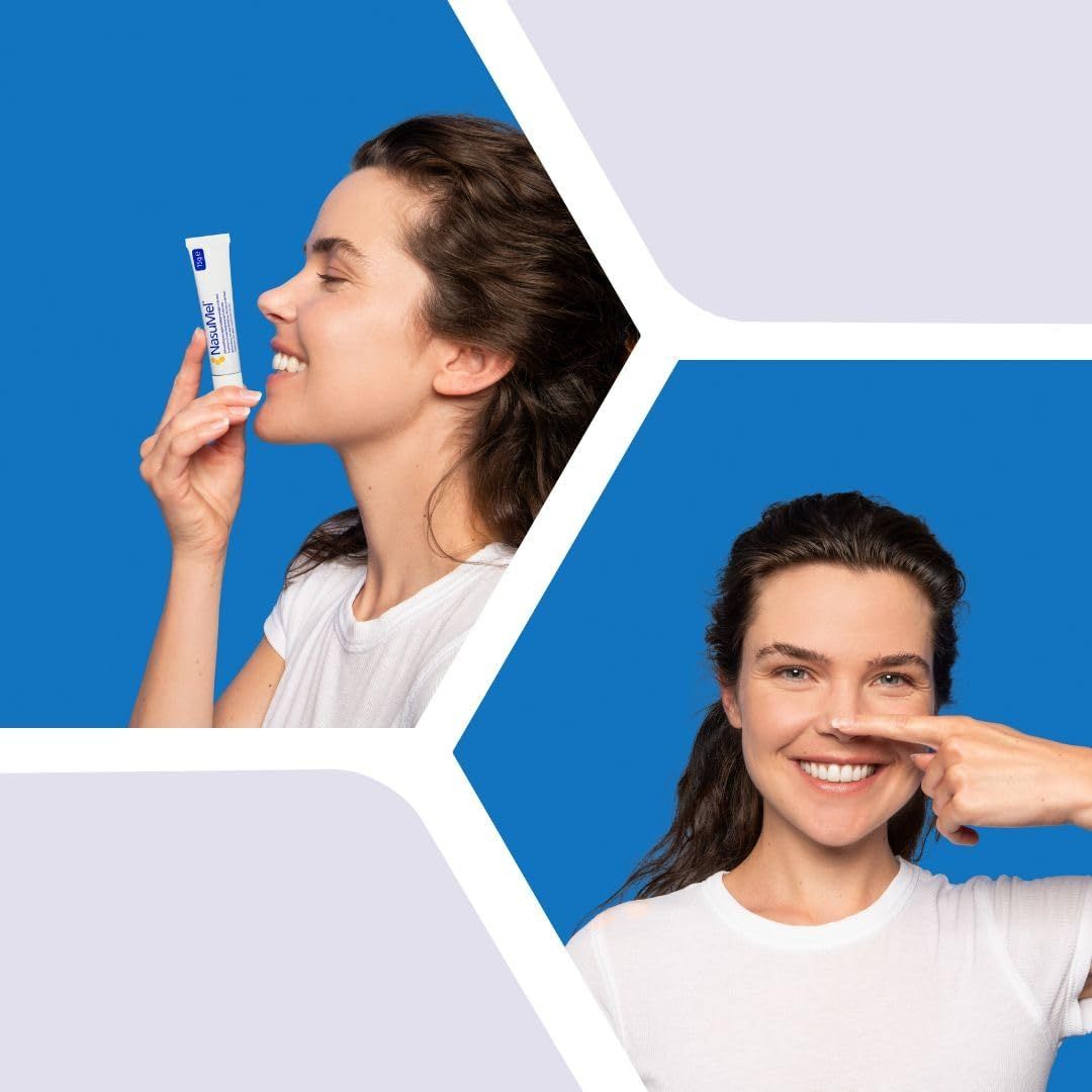 Zwei Frauen mit NasuMel-Tube. Eine hält sie, die andere berührt ihre Nase. Blauer Hintergrund.