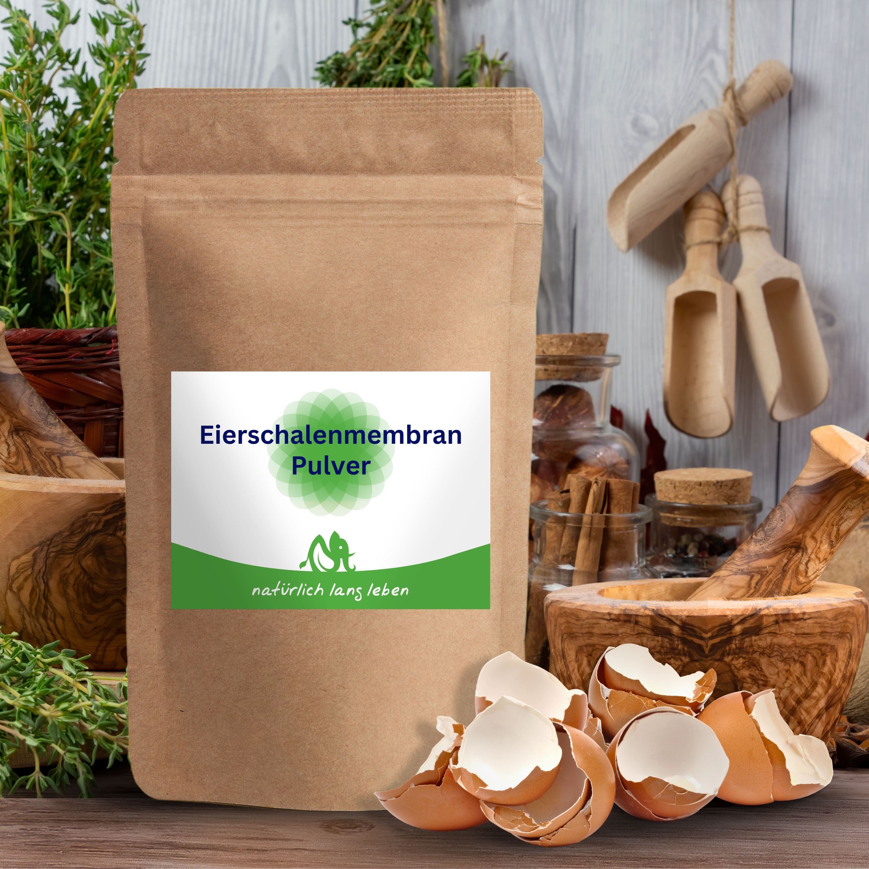 Braune Tüte mit Etikett. Aufschrift: Eierschalenmembran Pulver. Logo und Schriftzug: natürlich lang leben. Eierschalen im Vordergrund.