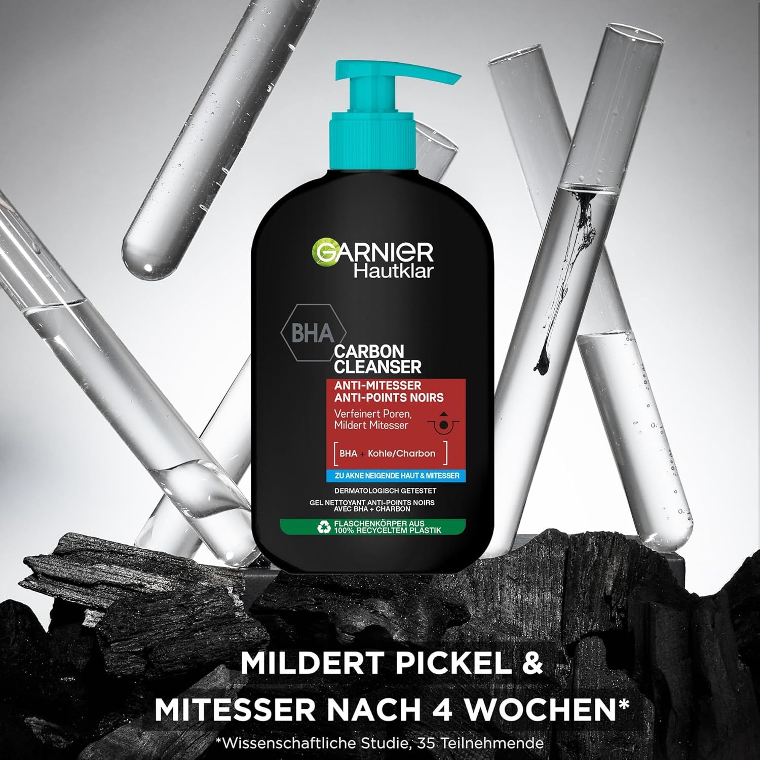 Schwarze Flasche mit blauem Pumpkopf, umgeben von Reagenzgläsern und Holzkohle. Text: Garnier Hautklar Carbon Cleanser, BHA.